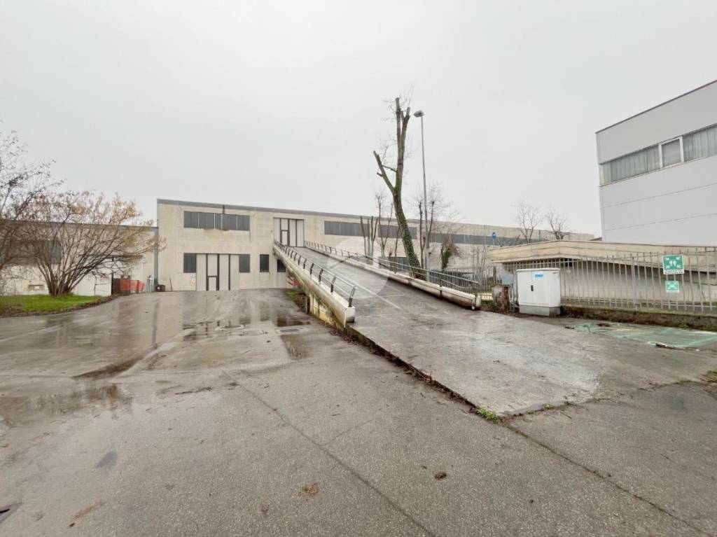 locale commerciale in vendita a Cellatica