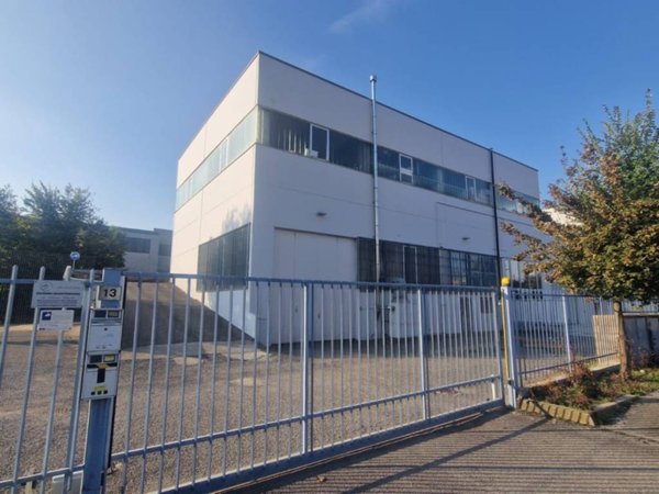 locale commerciale in vendita a Cellatica