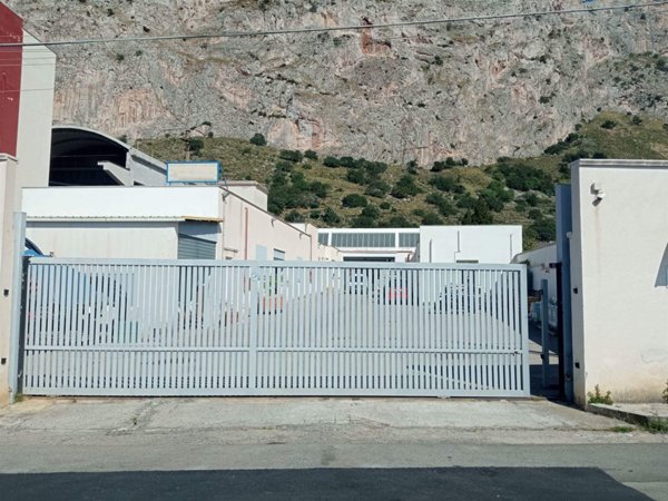 locale commerciale in vendita a Cevo in zona Isola