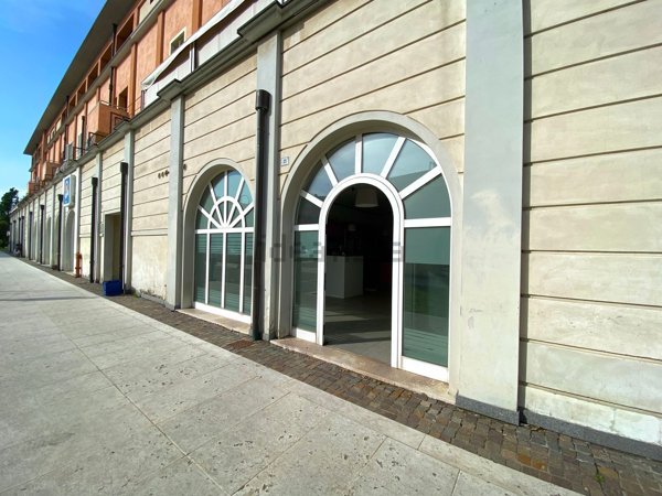 locale commerciale in vendita a Chiari