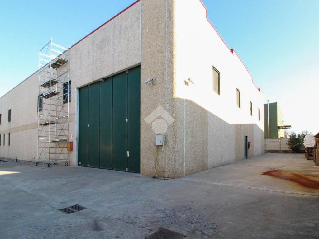 locale commerciale in vendita a Chiari