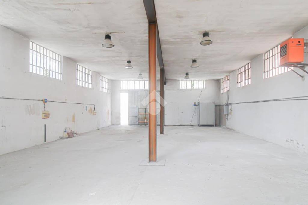 locale commerciale in vendita a Chiari