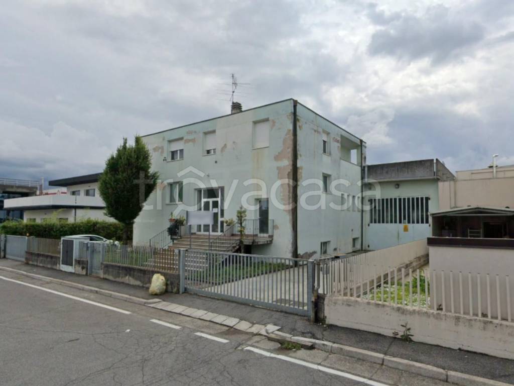 locale commerciale in vendita a Chiari