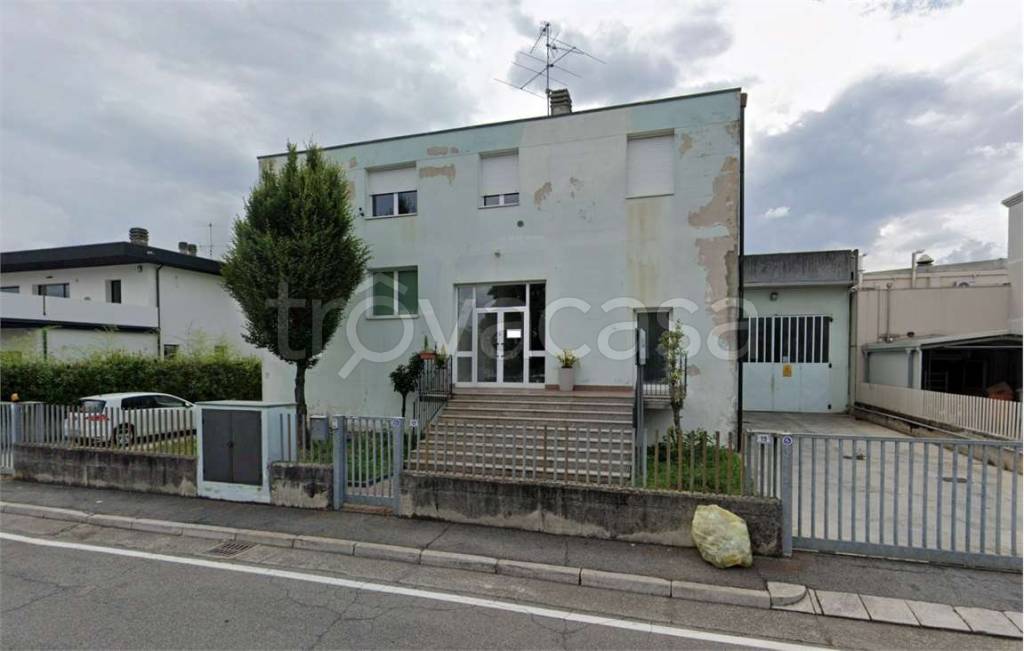 locale commerciale in vendita a Chiari