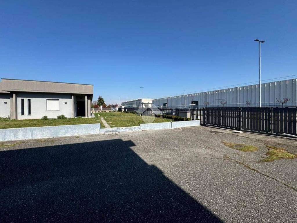 locale commerciale in vendita a Chiari