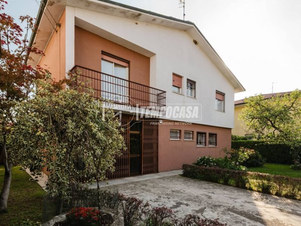 casa indipendente in vendita a Chiari in zona San Bernardo