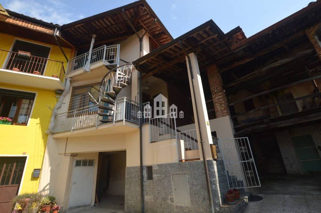 casa semindipendente in vendita a Castellamonte in zona Campo