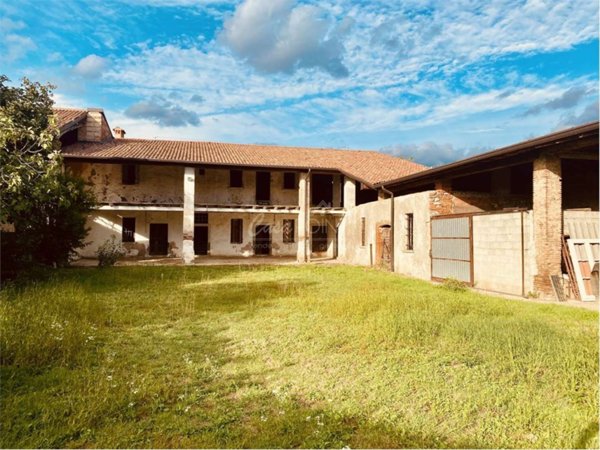 casale in vendita a Cologne