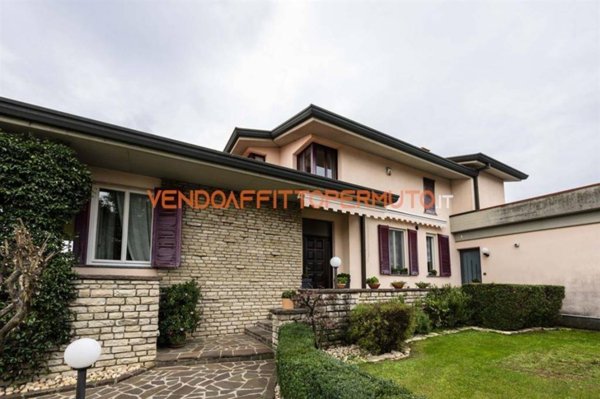 casa indipendente in vendita a Cologne