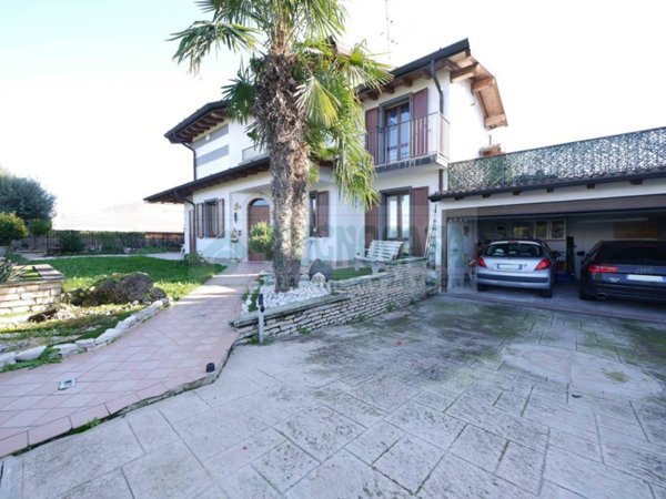 casa indipendente in vendita a Comezzano-Cizzago