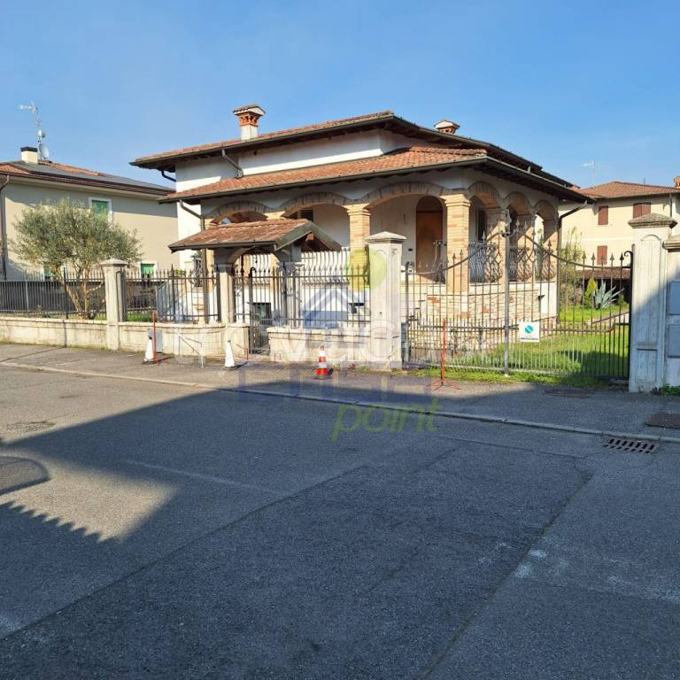 casa indipendente in vendita a Comezzano-Cizzago in zona Comezzano
