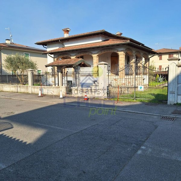 casa indipendente in vendita a Comezzano-Cizzago