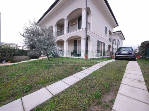 casa indipendente in vendita a Comezzano-Cizzago in zona Comezzano