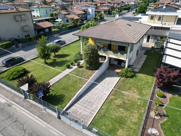 casa indipendente in vendita a Comezzano-Cizzago in zona Cizzago