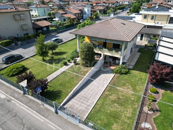 casa indipendente in vendita a Comezzano-Cizzago