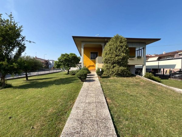 casa indipendente in vendita a Comezzano-Cizzago in zona Comezzano