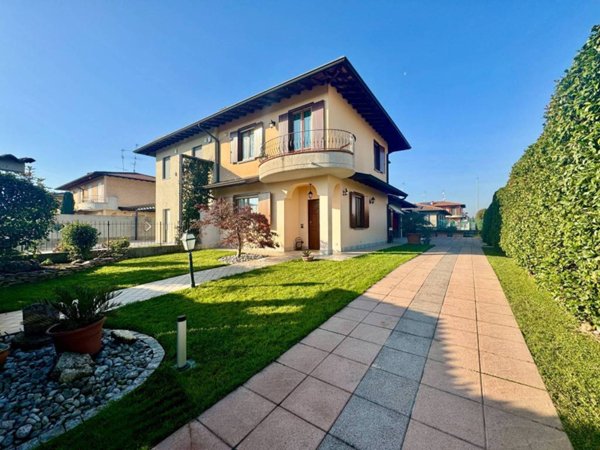 casa indipendente in vendita a Comezzano-Cizzago