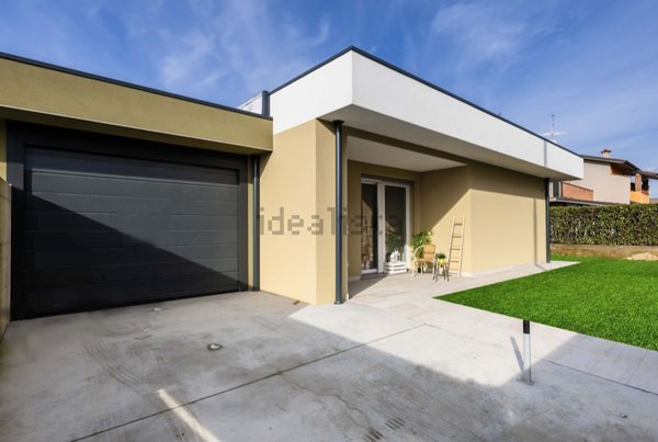 casa indipendente in vendita a Comezzano-Cizzago