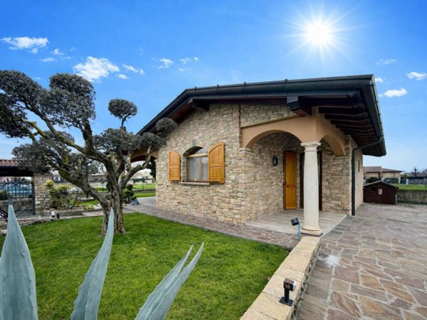 casa indipendente in vendita a Comezzano-Cizzago