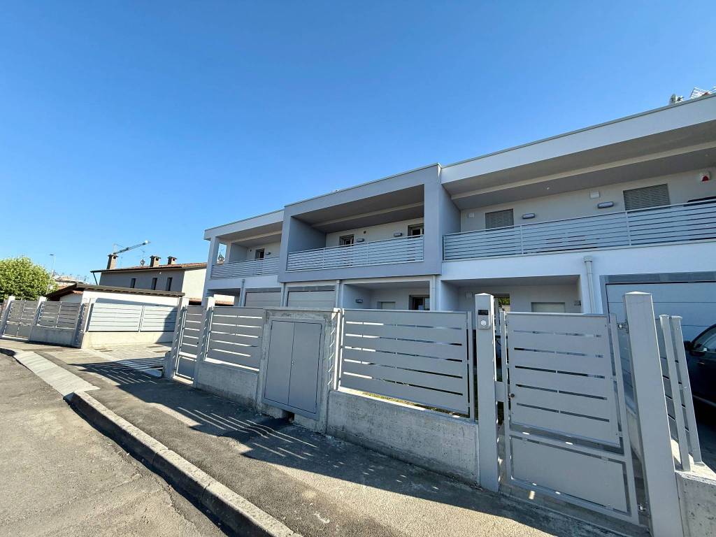 casa indipendente in vendita a Comezzano-Cizzago