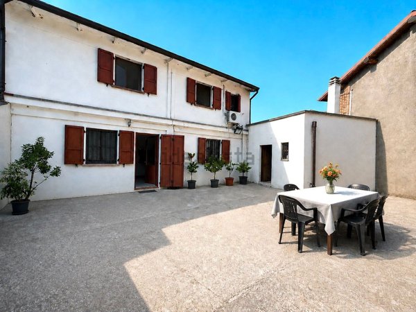 casa indipendente in vendita a Comezzano-Cizzago in zona Comezzano