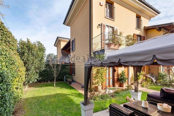 casa semindipendente in vendita a Corte Franca
