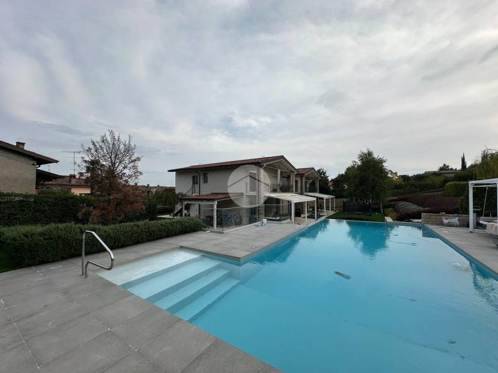 casa indipendente in vendita a Corte Franca in zona Nigoline Bonomelli