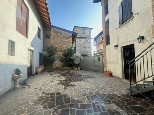 casa indipendente in vendita a Corte Franca in zona Colombaro