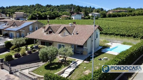 casa indipendente in vendita a Corte Franca