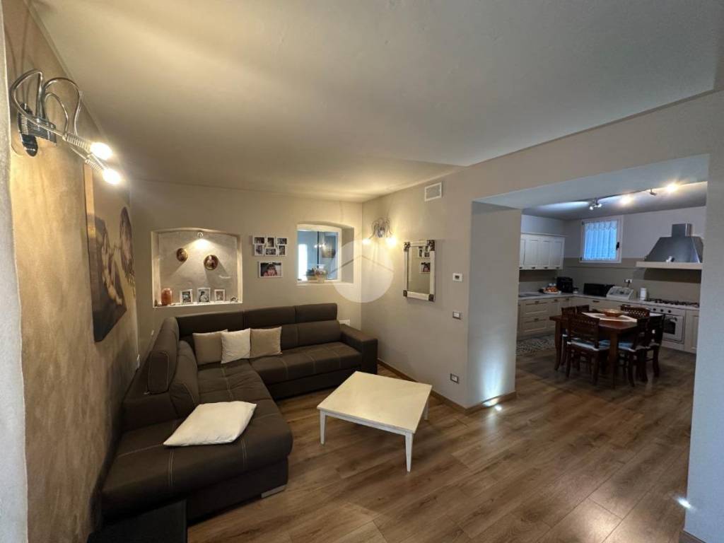 appartamento in vendita a Corte Franca in zona Colombaro