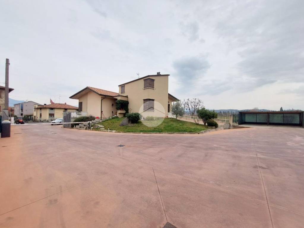 villa in vendita a Corte Franca in zona Borgonato