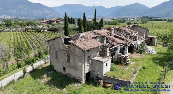 casa indipendente in vendita a Corte Franca