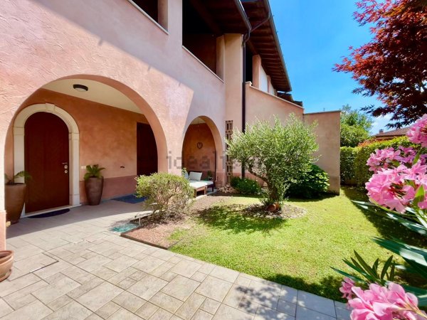 casa indipendente in vendita a Corte Franca