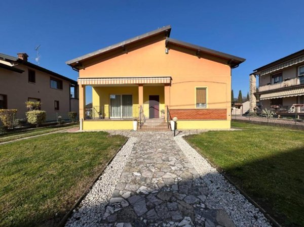 casa indipendente in vendita a Corte Franca in zona Timoline