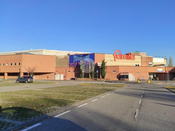 negozio in vendita a Corte Franca