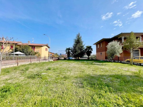 terreno edificabile in vendita a Corte Franca in zona Nigoline Bonomelli