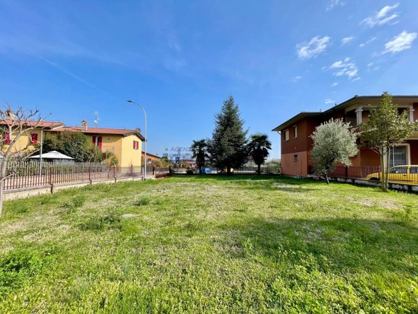 terreno edificabile in vendita a Corte Franca