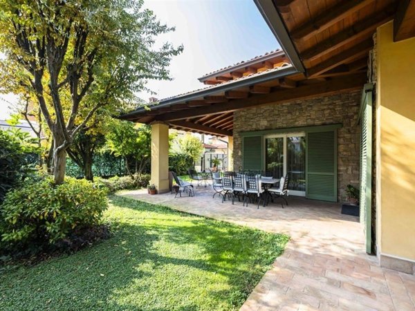 casa indipendente in vendita a Corte Franca