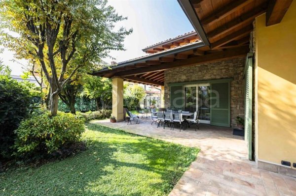 casa indipendente in vendita a Corte Franca