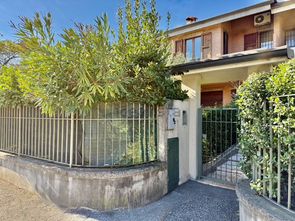casa indipendente in vendita a Corte Franca in zona Colombaro