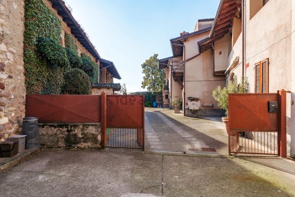 casa indipendente in vendita a Corte Franca in zona Colombaro