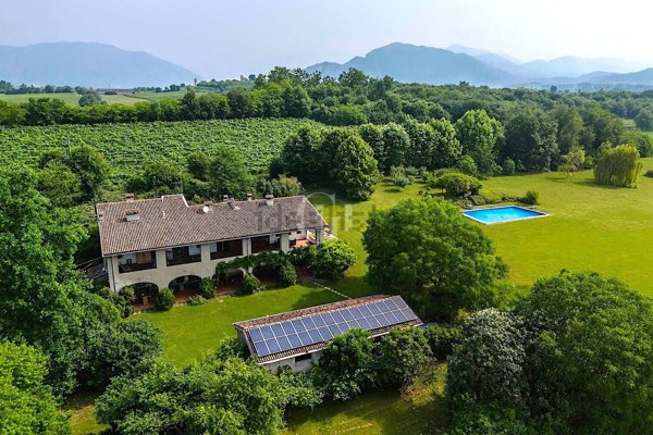 casa indipendente in vendita a Corte Franca