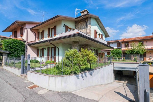 casa indipendente in vendita a Corte Franca