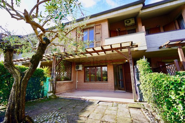 casa indipendente in vendita a Corte Franca