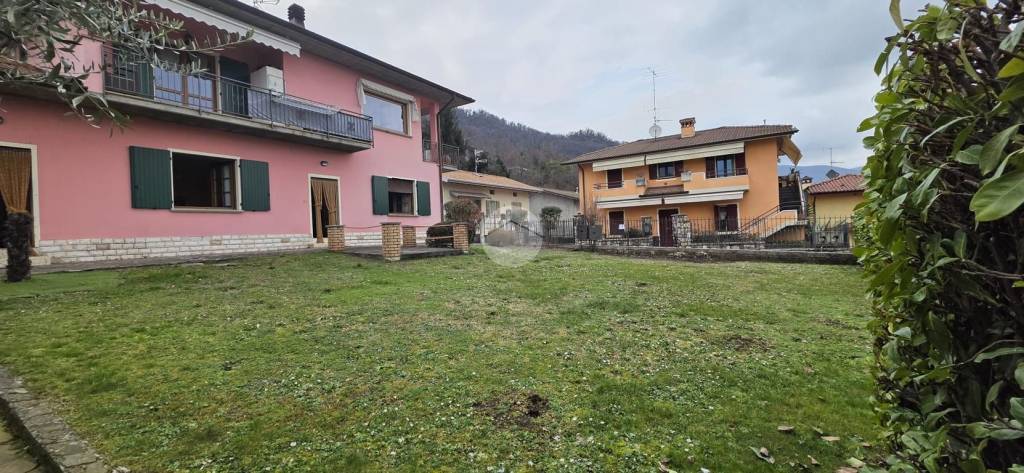 casa indipendente in vendita a Corte Franca in zona Colombaro