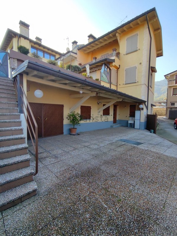 casa indipendente in vendita a Corte Franca in zona Colombaro