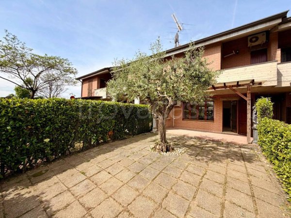 casa indipendente in vendita a Corte Franca in zona Colombaro