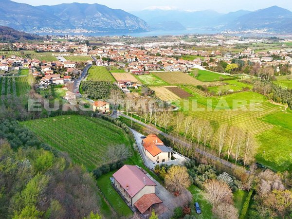 casa indipendente in vendita a Corte Franca in zona Colombaro