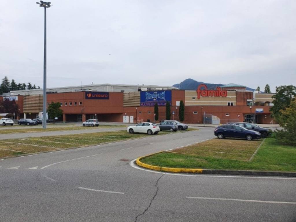 locale commerciale in vendita a Corte Franca in zona Timoline