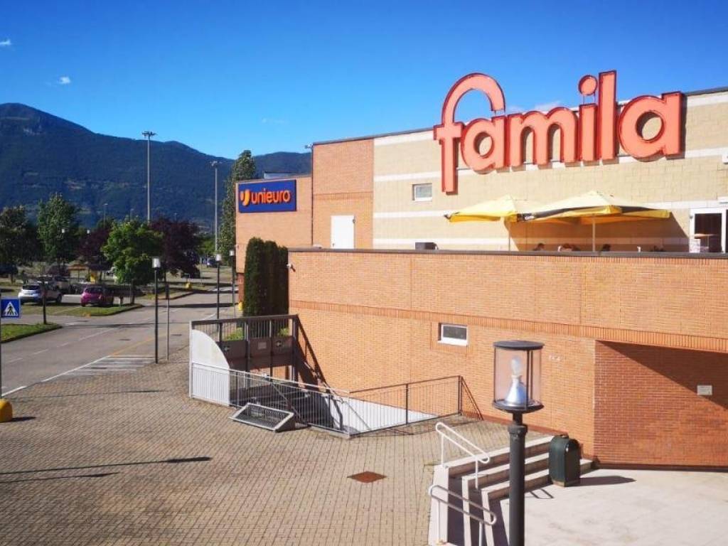 locale commerciale in vendita a Corte Franca in zona Timoline